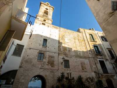 Ci troviamo quindi ai piedi dell�edificio. Sull�ampia facciata notiamo alcune delle pietre originali e le antiche finestre ormai quasi tutte murate